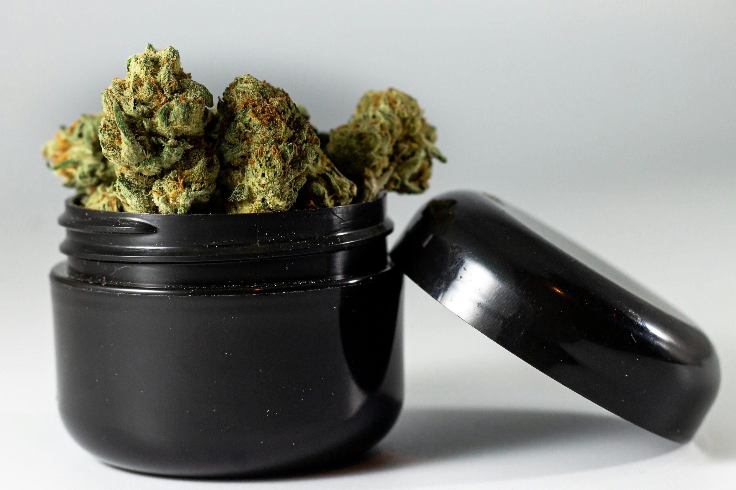The Benefits of Choosing Low-THC Strains for Wellness